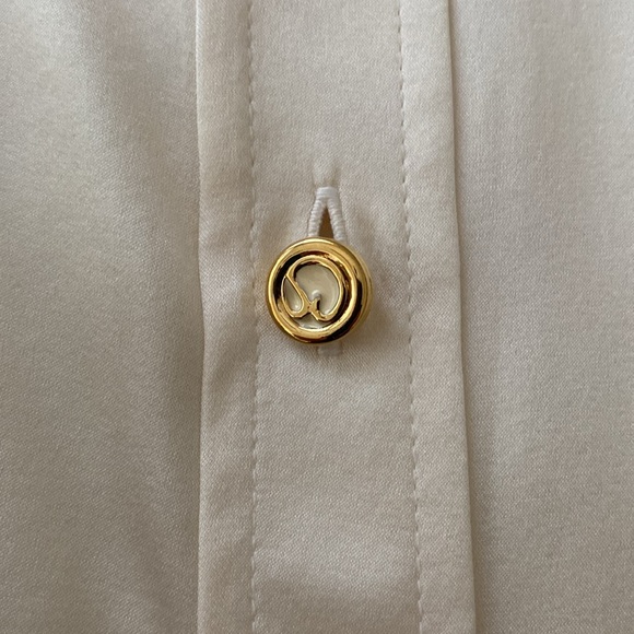 *NEW WITH TAG* ST JOHN Ivory Silk Long Sleeve Top With Gold Buttons Size 12 - Picture 5 of 5